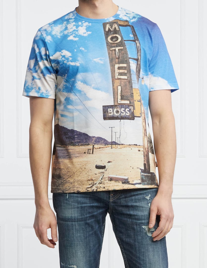 BOSS T-SHIRT ΚΟΝΤΟΜΑΝΙΚΟ ΠΟΛΥΧΡΩΜΟ ΜΕ ΛΑΙΜΟΚΟΨΗ ΚΑΙ ΣΧΕΔΙΑ ΣΕ ΟΛΗ