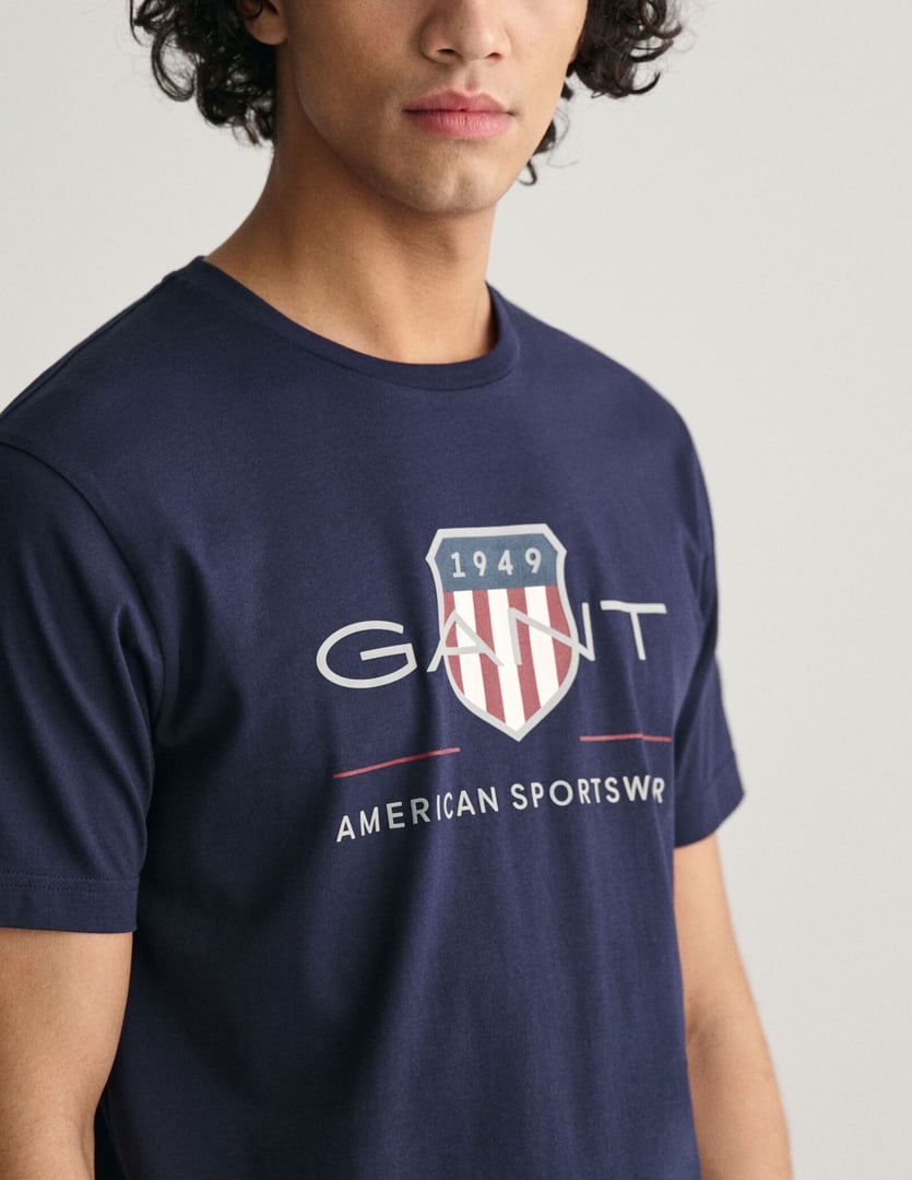 GANT T-SHIRT ΚΟΝΤΟΜΑΝΙΚΟ ΜΠΛΕ ΜΕ ΛΑΙΜΟΚΟΨΗ ΚΑΙ ΣΤΑΜΠΑ LOGO ΕΜΠΡΟΣ ΚΑΝΟΝΙΚΗ ΓΡΑΜΜΗ