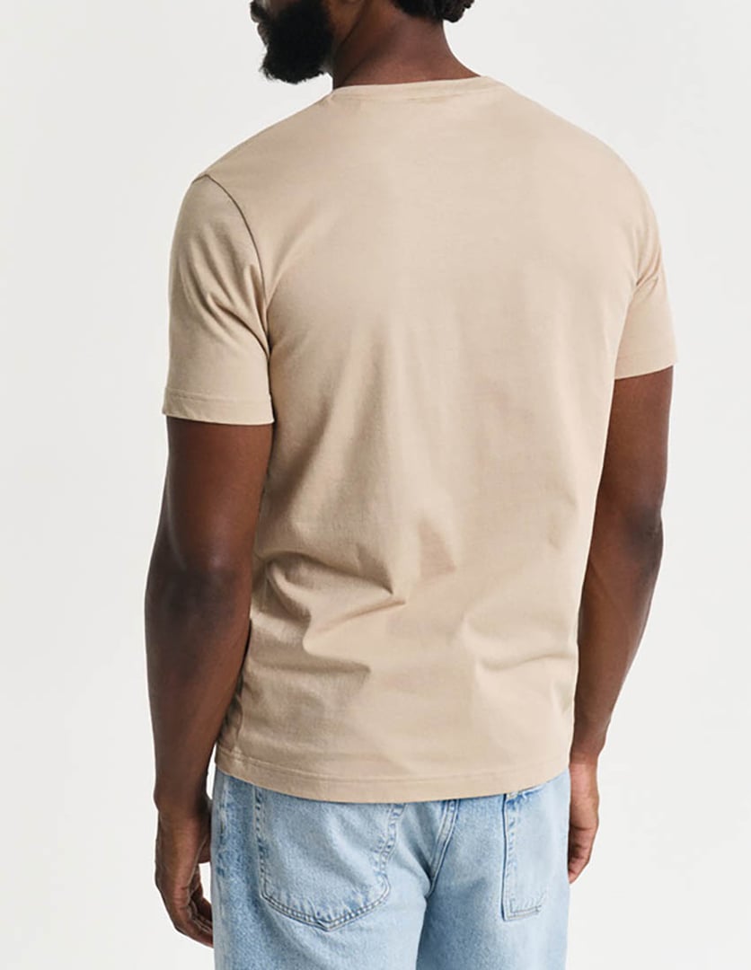 GANT T-SHIRT ΚΟΝΤΟΜΑΝΙΚΟ ΜΠΕΖ ΜΕ ΛΑΙΜΟΚΟΨΗ ΚΑΙ ΣΤΑΜΠΑ LOGO ΕΜΠΡΟΣ ΚΑΝΟΝΙΚΗ ΓΡΑΜΜΗ