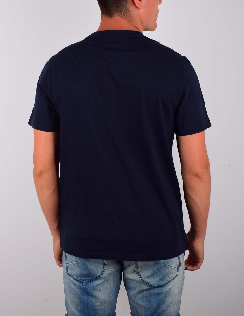 NAUTICA T-SHIRT ΛΑΙΜΟΚΟΨΗ ΜΠΛΕ ΣΚΟΥΡΟ 100%ΒΑΜΒΑΚΙ ΜΕ ΝΑΥΤΙΚΗ ΣΤΑΜΠΑ ΕΜΠΡΟΣ REGULAR FIT