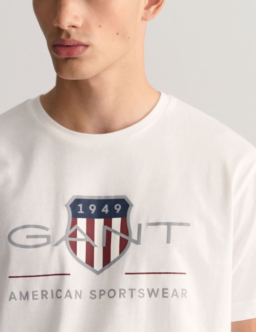 GANT T-SHIRT ΚΟΝΤΟΜΑΝΙΚΟ ΛΕΥΚΟ ΜΕ ΛΑΙΜΟΚΟΨΗ ΚΑΙ ΣΤΑΜΠΑ LOGO ΕΜΠΡΟΣ ΚΑΝΟΝΙΚΗ ΓΡΑΜΜΗ