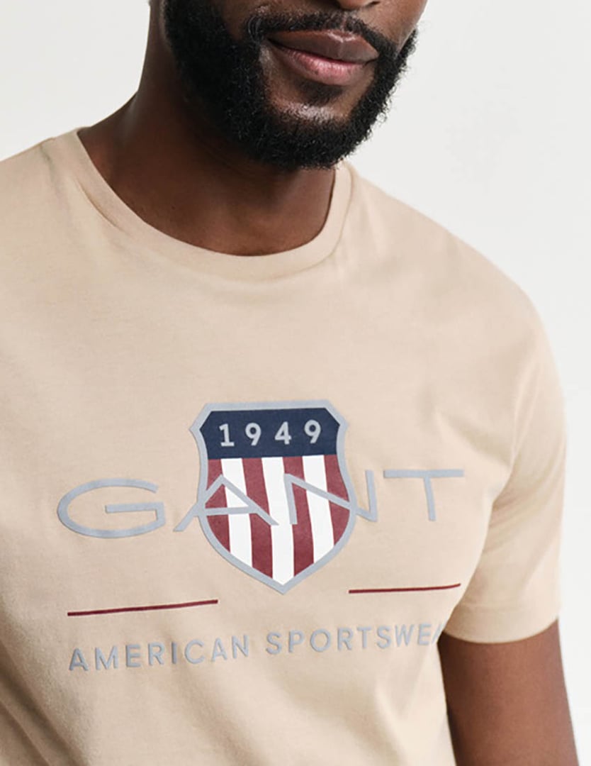GANT T-SHIRT ΚΟΝΤΟΜΑΝΙΚΟ ΜΠΕΖ ΜΕ ΛΑΙΜΟΚΟΨΗ ΚΑΙ ΣΤΑΜΠΑ LOGO ΕΜΠΡΟΣ ΚΑΝΟΝΙΚΗ ΓΡΑΜΜΗ
