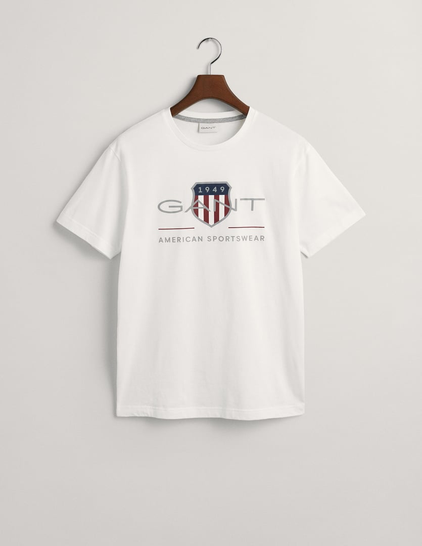 GANT T-SHIRT ΚΟΝΤΟΜΑΝΙΚΟ ΛΕΥΚΟ ΜΕ ΛΑΙΜΟΚΟΨΗ ΚΑΙ ΣΤΑΜΠΑ LOGO ΕΜΠΡΟΣ ΚΑΝΟΝΙΚΗ ΓΡΑΜΜΗ