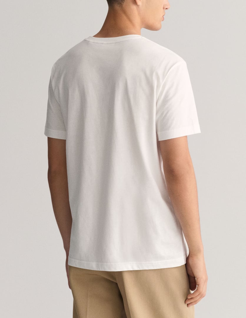 GANT T-SHIRT ΚΟΝΤΟΜΑΝΙΚΟ ΛΕΥΚΟ ΜΕ ΛΑΙΜΟΚΟΨΗ ΚΑΙ ΣΤΑΜΠΑ LOGO ΕΜΠΡΟΣ ΚΑΝΟΝΙΚΗ ΓΡΑΜΜΗ
