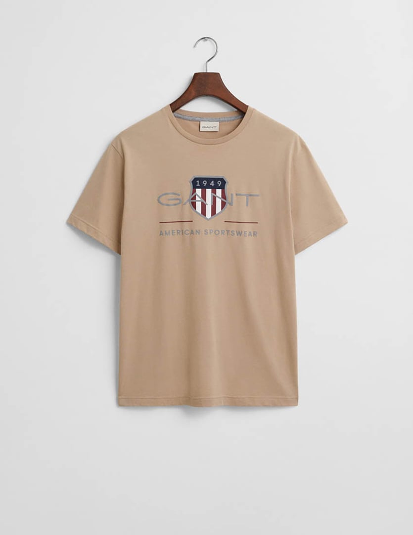 GANT T-SHIRT ΚΟΝΤΟΜΑΝΙΚΟ ΜΠΕΖ ΜΕ ΛΑΙΜΟΚΟΨΗ ΚΑΙ ΣΤΑΜΠΑ LOGO ΕΜΠΡΟΣ ΚΑΝΟΝΙΚΗ ΓΡΑΜΜΗ