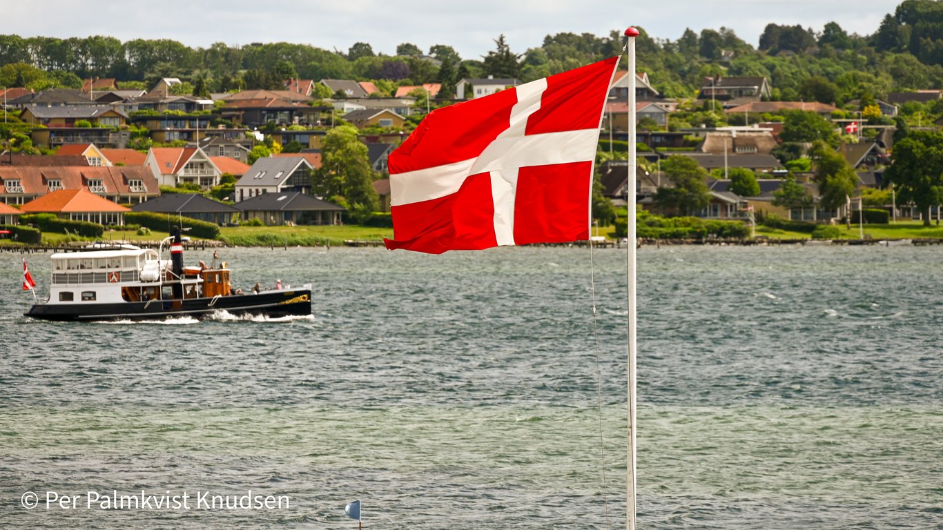 Dannebrog og MS Helge-Sejlads med veteranskib MS Helge  i svendborgsund-Segeln mit dem Veteranenschiff MS Helge in Svendborgsund--Der gode skib _Helge_ i Svendborgsund-01