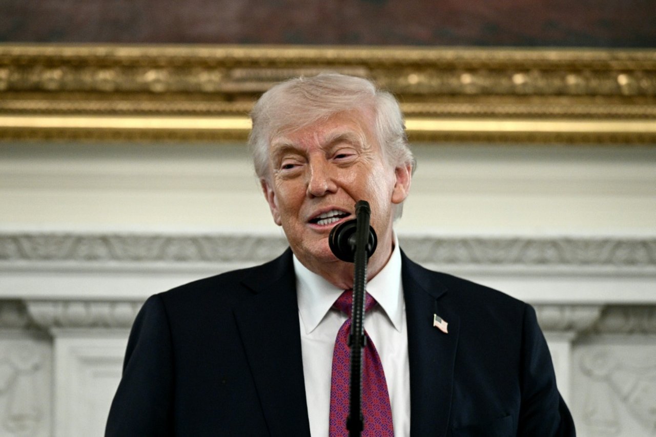 Trump Extends Iran Ceasefire, Maintains Hormuz Blockade