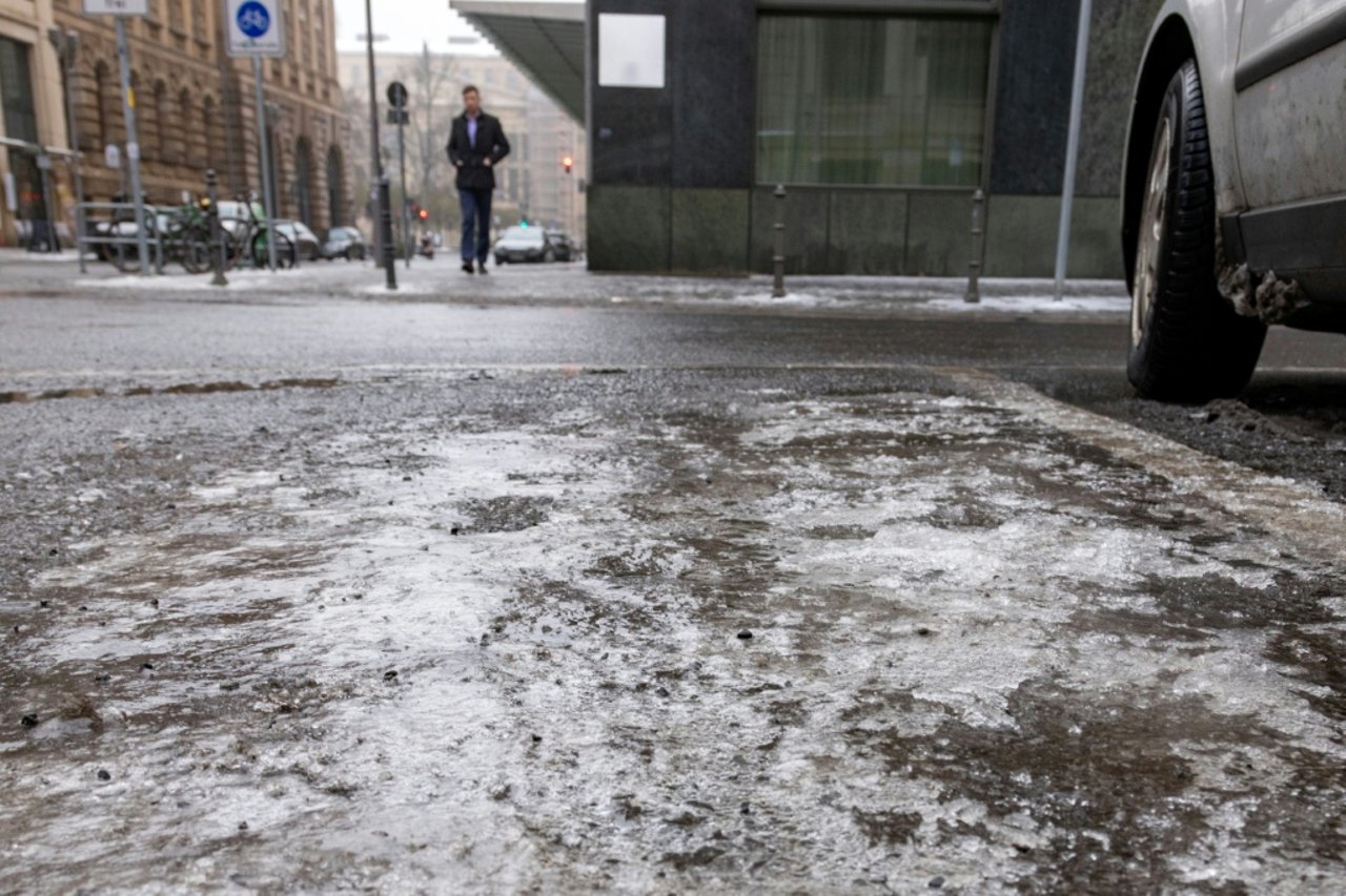 Numerous Accidents and Travel Disruptions as Snow and Freezing Rain Grip Germany