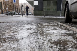 Numerous Accidents and Travel Disruptions as Snow and Freezing Rain Grip Germany