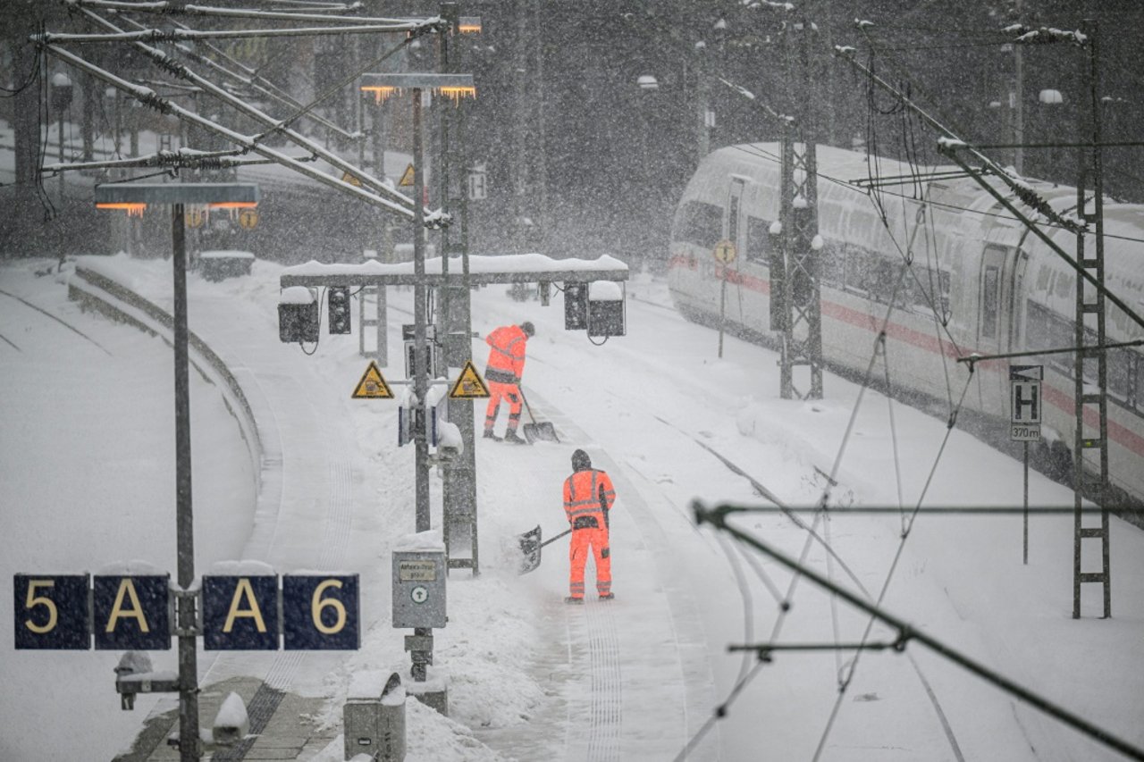 Deutsche Bahn Long-Distance Trains Resume in North but Disruptions Persist