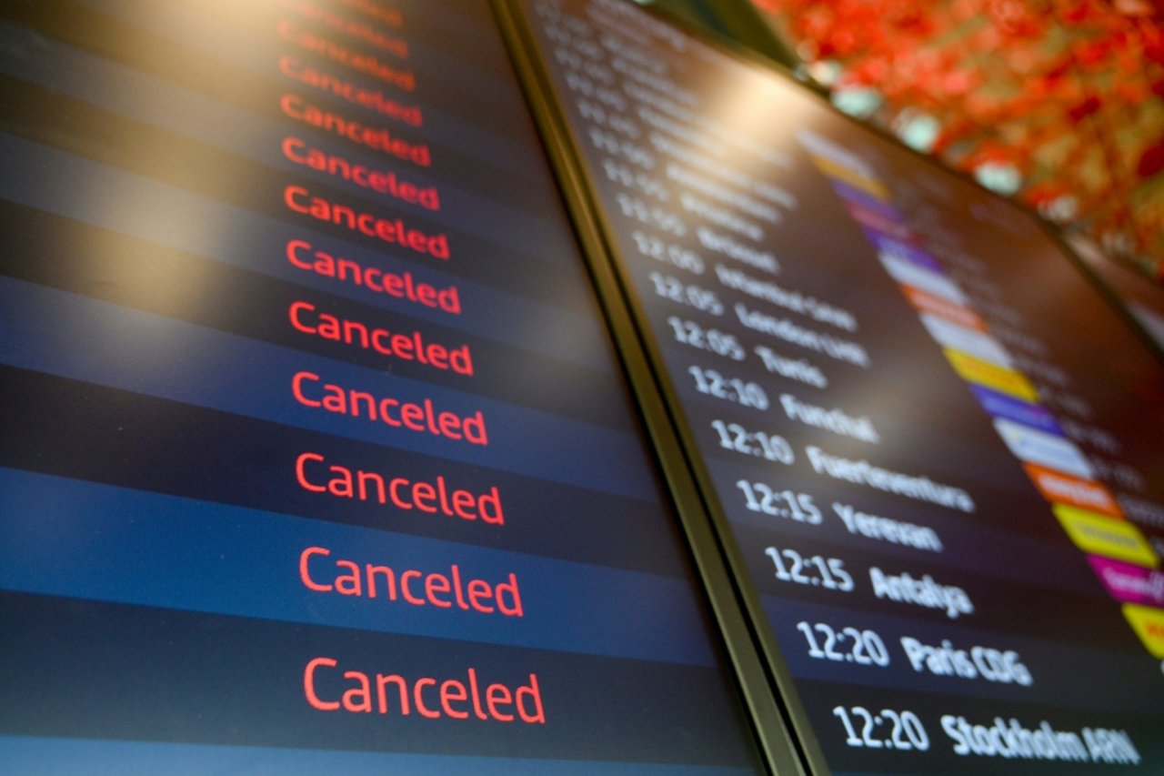 Eastern Germany Grinds to a Halt as Freezing Rain Forces Airport Shutdown and Transport Suspensions