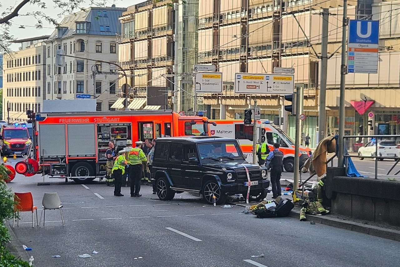 Car drives into group of people in Stuttgart - woman succumbs to injuries