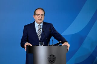 Dobrindt Plans Billions in Federal Employee Pay Raises