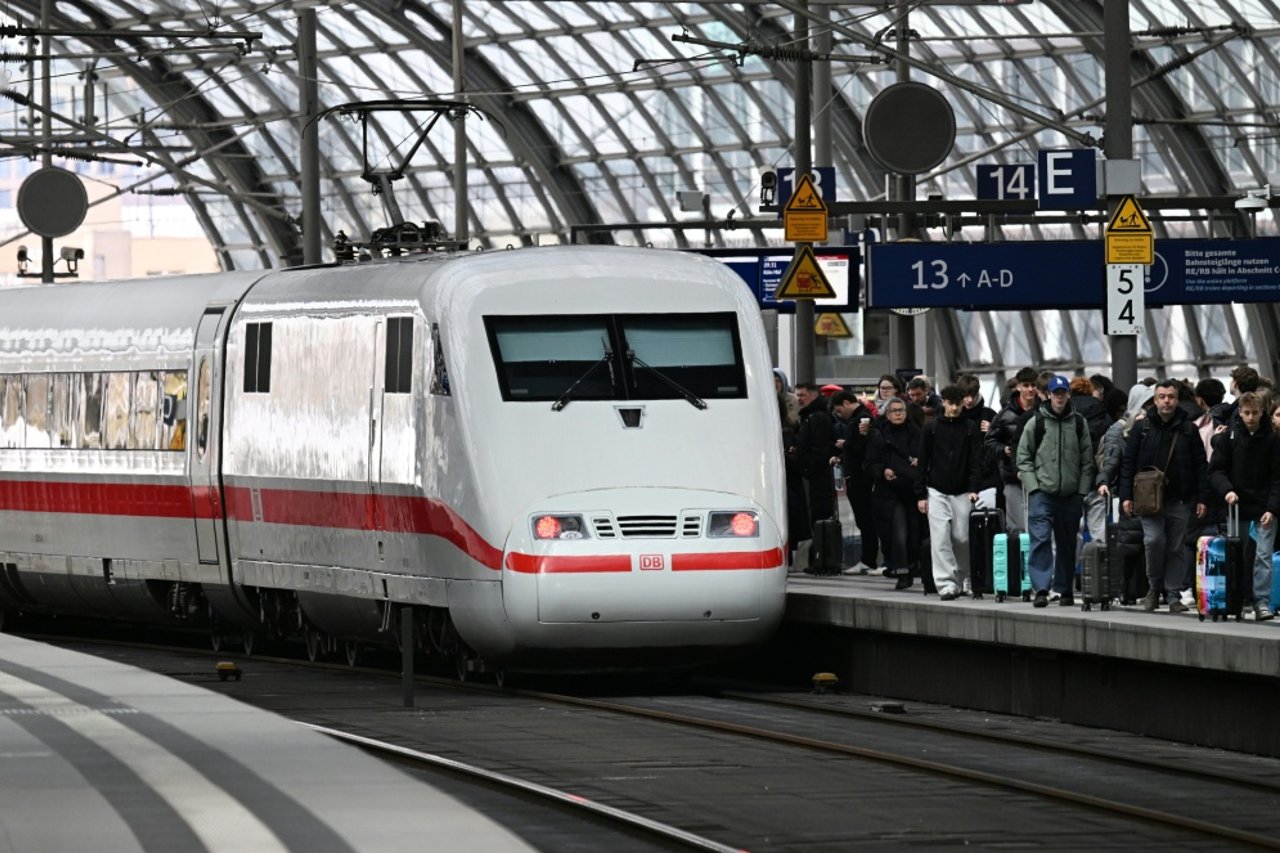 Deutsche Bahn Records €2.3 Billion Loss But Sees Recovery Signs