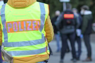 Man Threatens to Detonate Grenade in Bielefeld Restaurant, Shot by Police