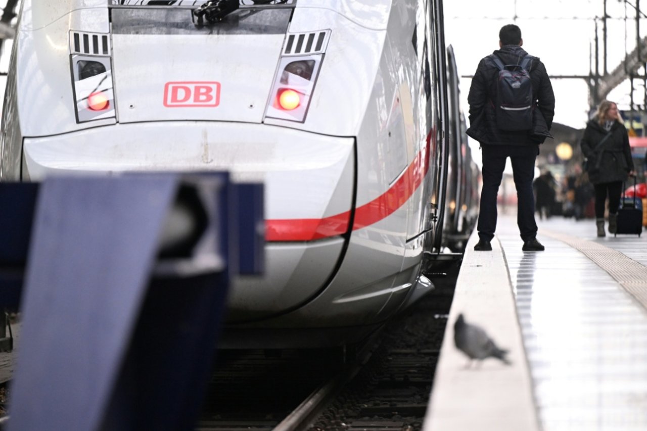  Deutsche Bahn Suspends Long-Distance Services in Northern Germany Amid Winter Storm