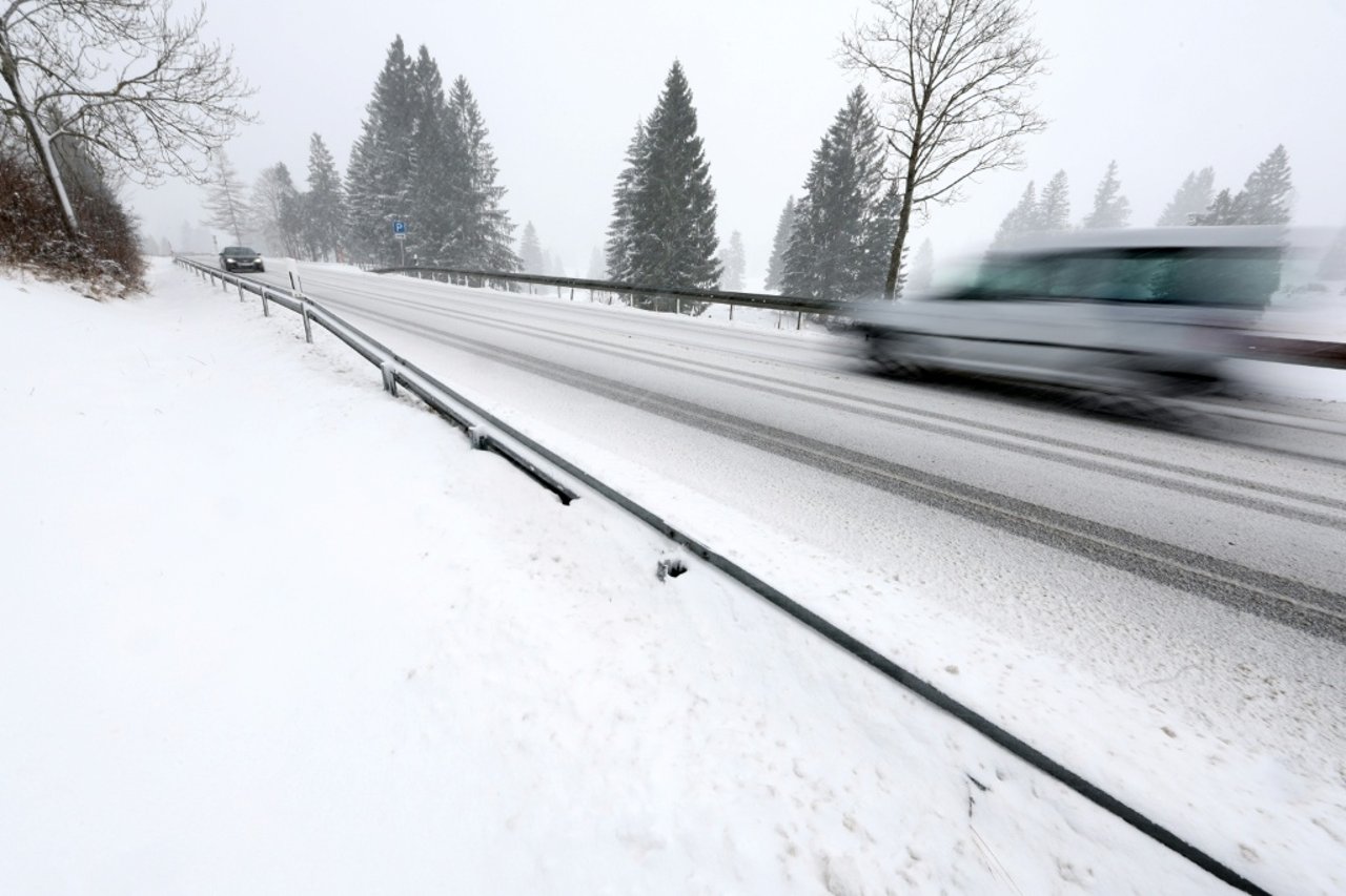 Heavy Snowfall in Germany Causes Dozens of Accidents and Travel Disruptions