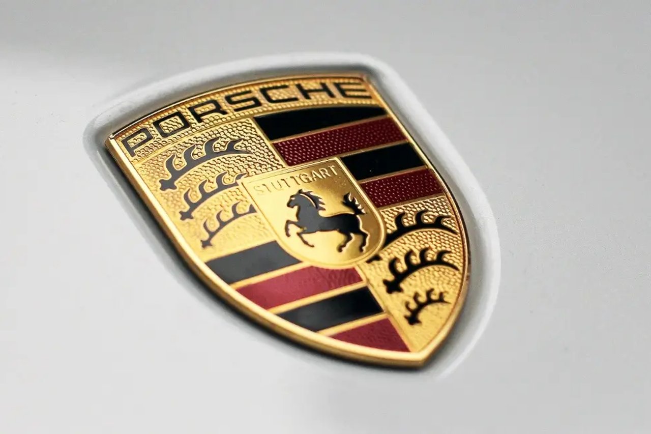Porsche slows electric shift, VW braces for €5B hit