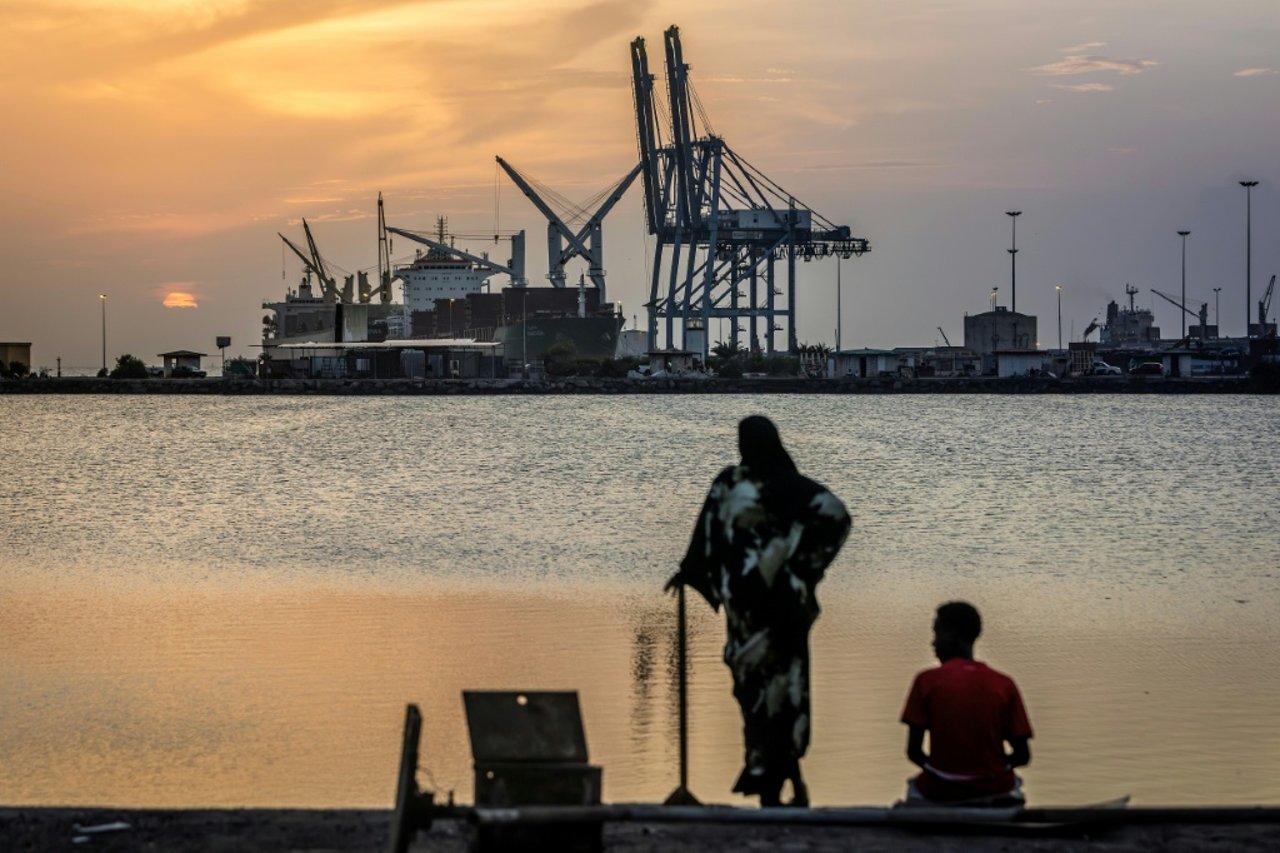German Naval Vessels Transit Suez Canal for Possible Hormuz Mission