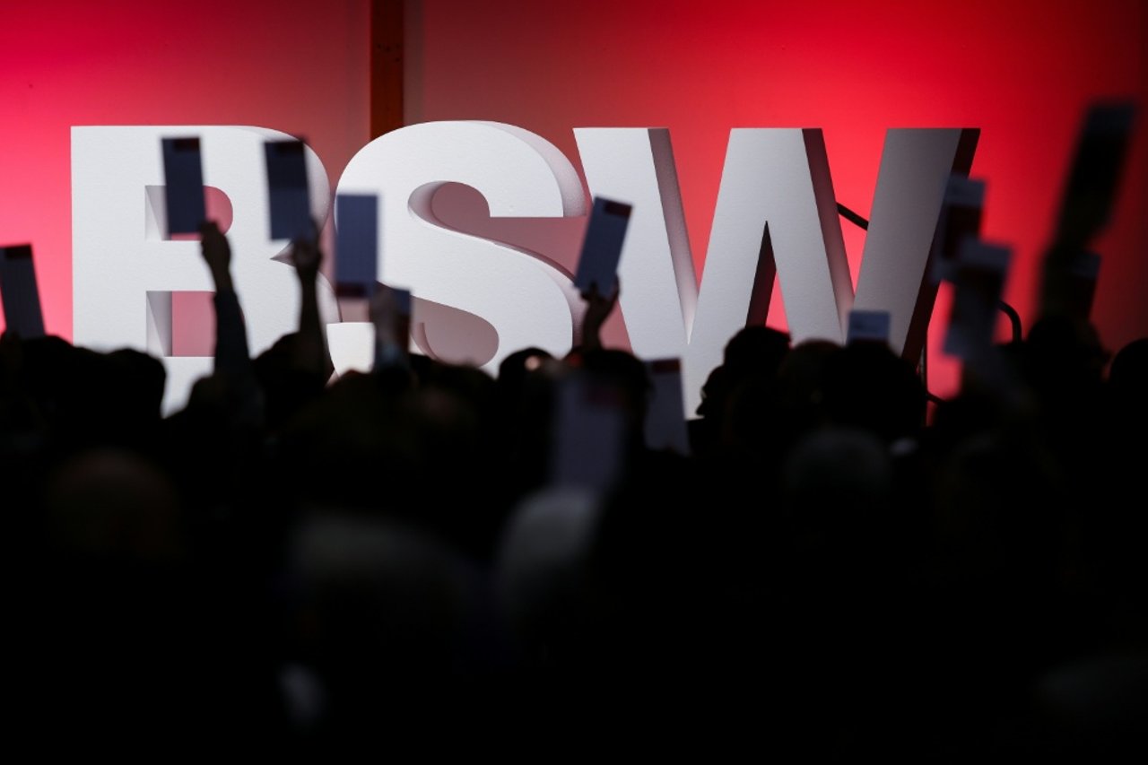 BSW's Wagenknecht Calls for Reiche and Klingbeil to Resign Over Fuel Crisis