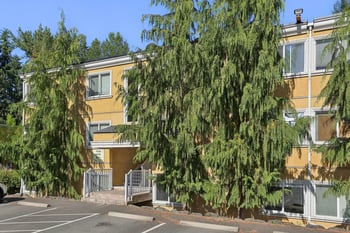 Spacious Champagne at Bellevue apartment living room with modern kitchen in Bellevue, WA rental unit.