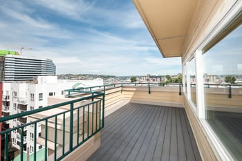 A balcony with a view of the cityscape.