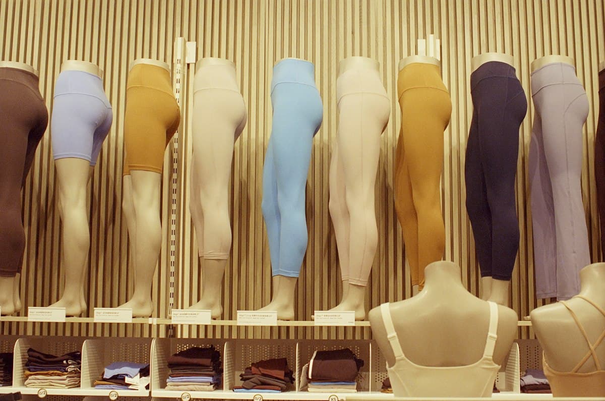 Licras de distintos colores exhibidas en maniquíes de tienda