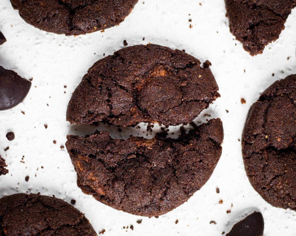 Galleta de chocolate con un mordisco, interior achocolatado