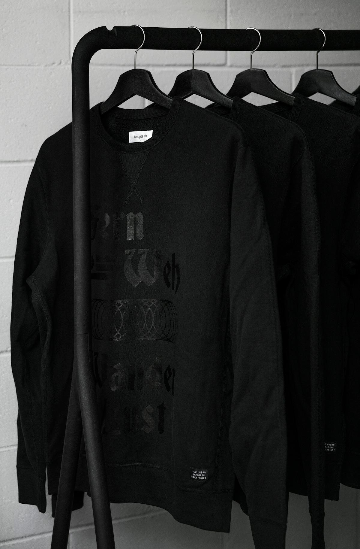 Sudaderas negras colgadas en percheros