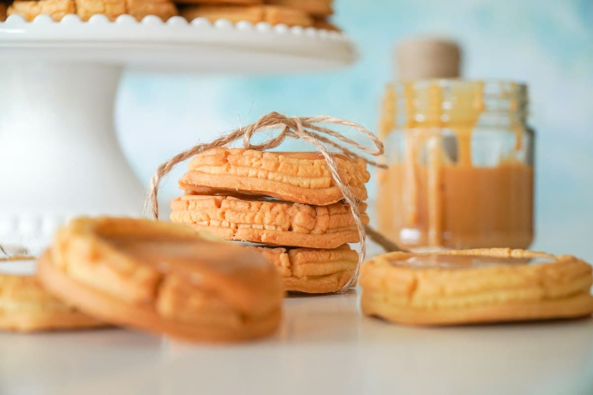 Galletas doradas sobre una mesa blanca