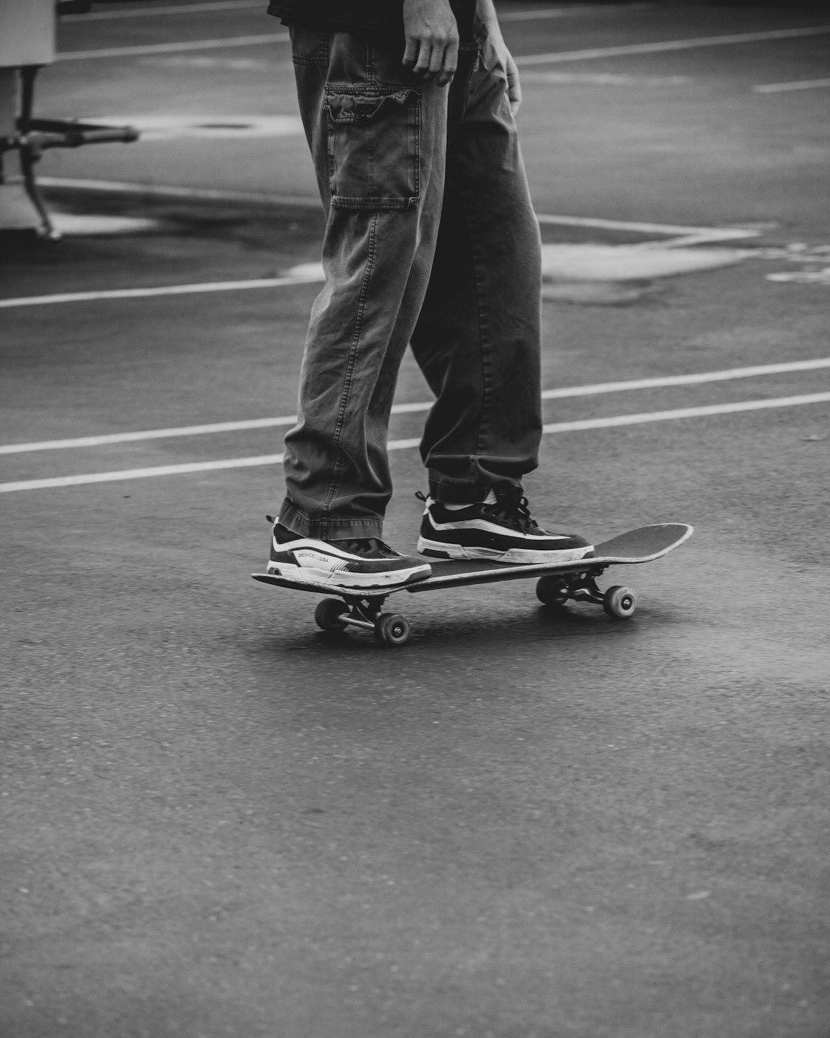 Persona en patineta con jogger cargo negro