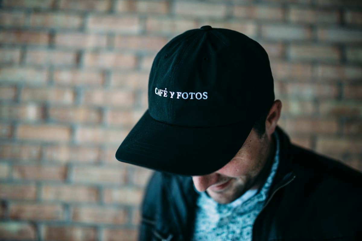 Gorra negra de visera curva, primer plano