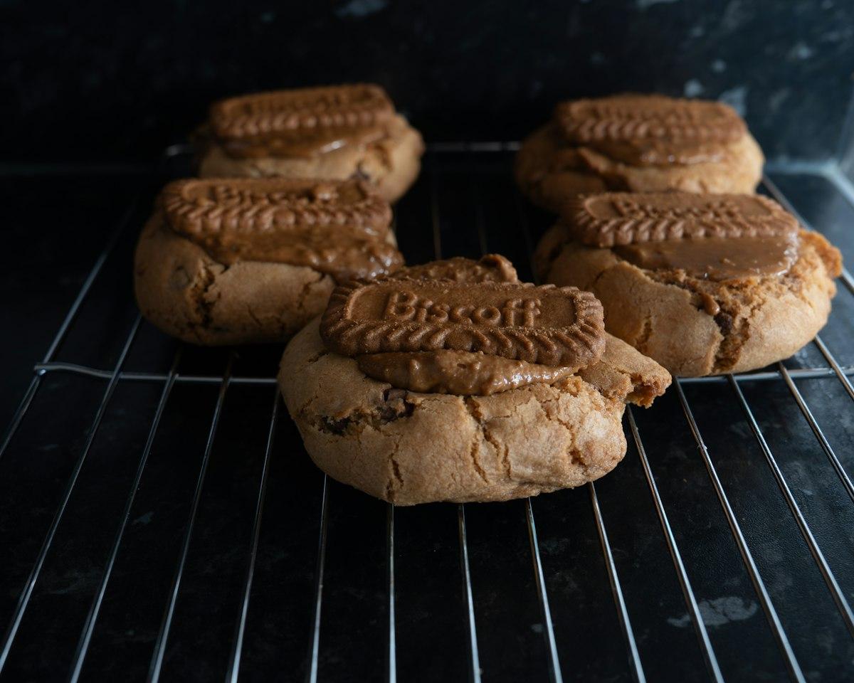 Galletas biscoff sobre una rejilla