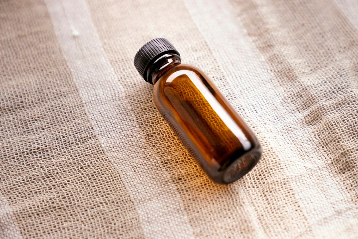 Frasco de aceite esencial sobre una mesa