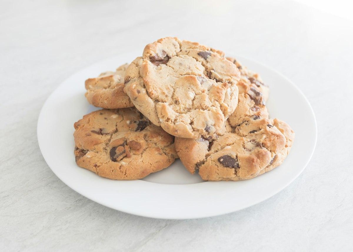 Galletas doradas sobre un plato de cerámica blanco