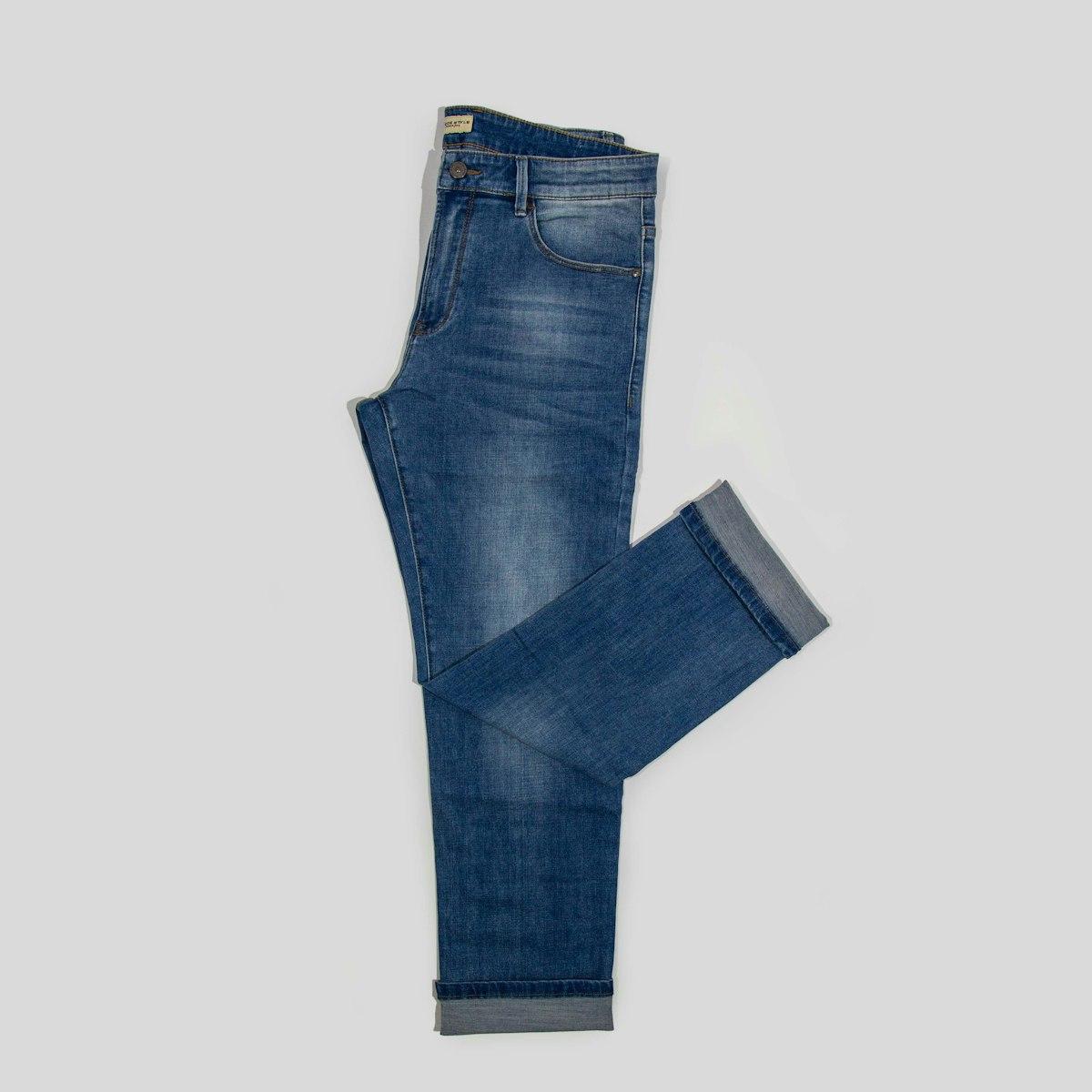 Blue jean recto sobre fondo blanco