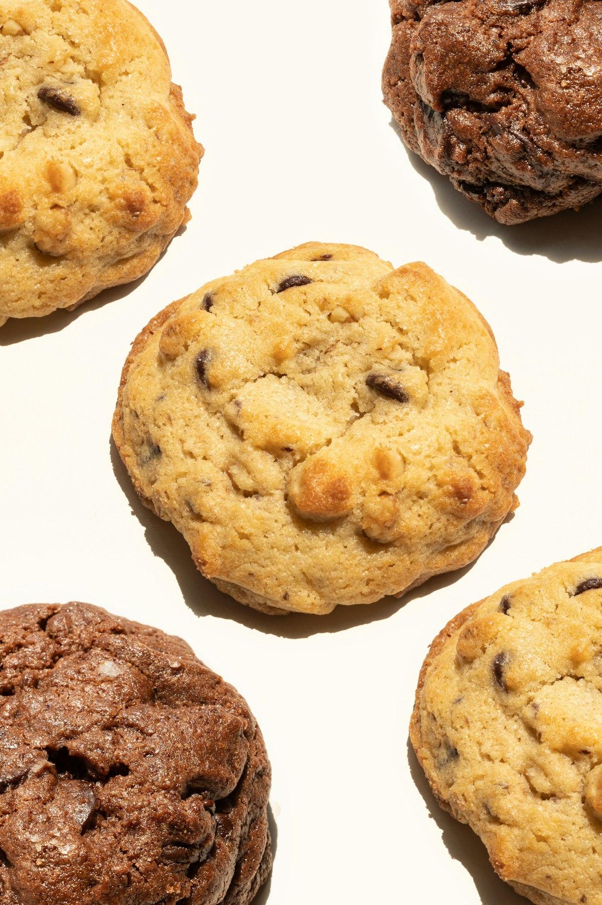 Cuatro galletas con chispas de chocolate recién horneadas