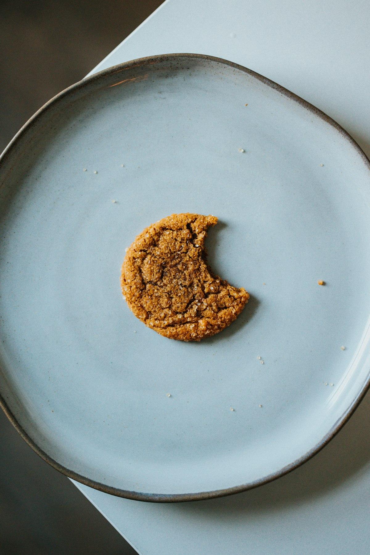 Galleta de mantequilla de maní sobre un plato