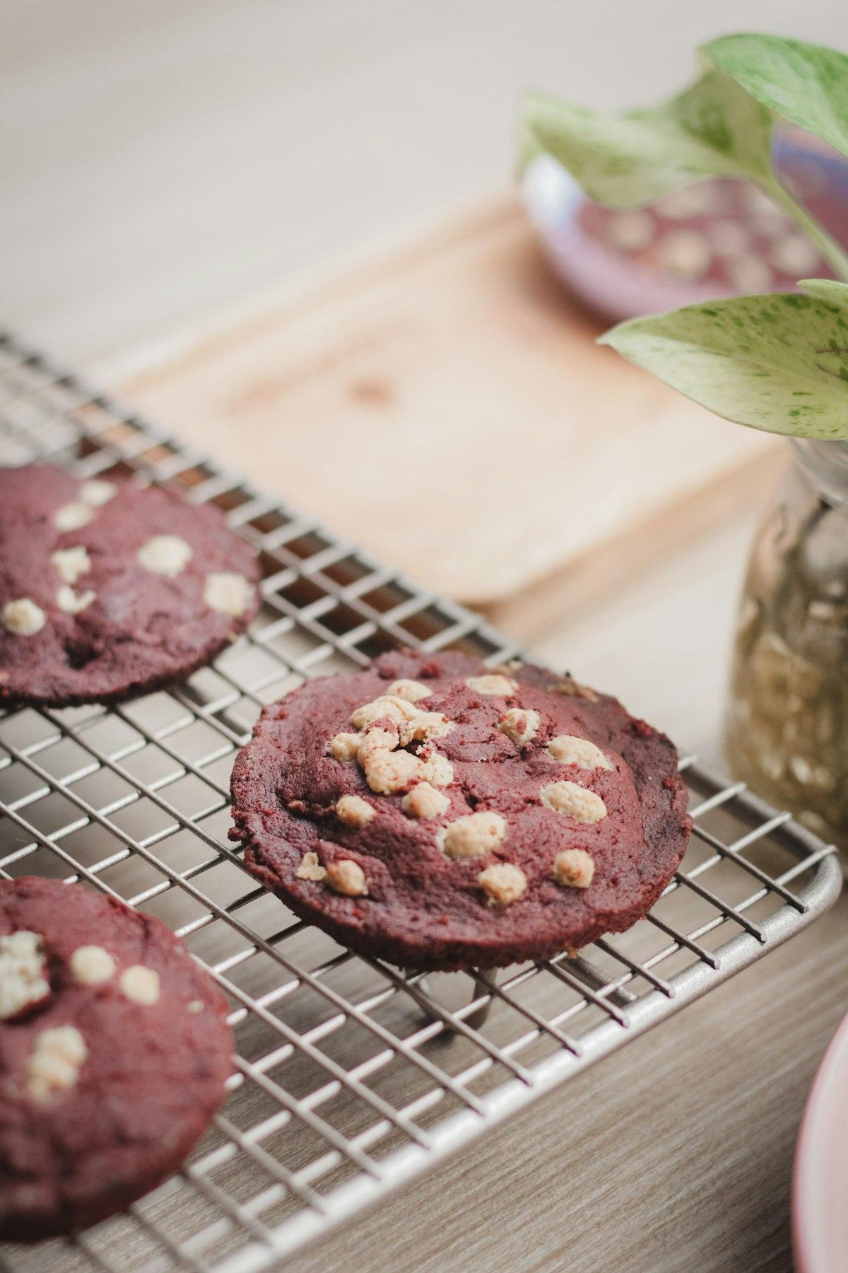 Galletas recién horneadas sobre una rejilla