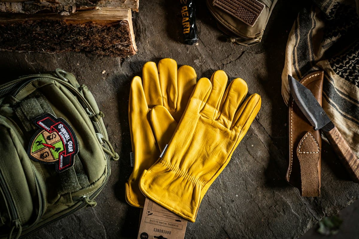 Guantes de trabajo amarillos sobre una superficie