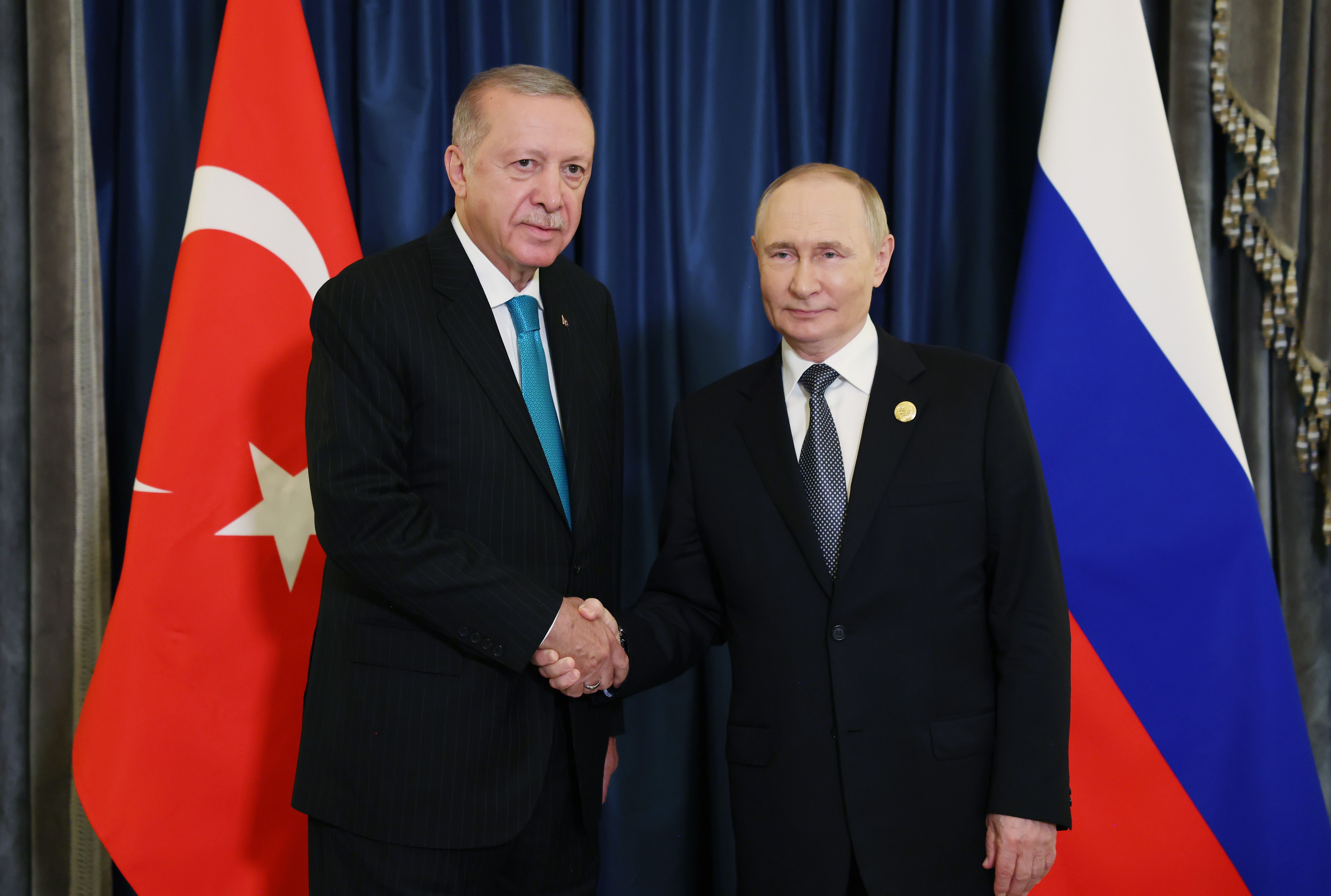 Mohammad Eslami shakes hands with Rosatom director Alexey Likhachev in Moscow