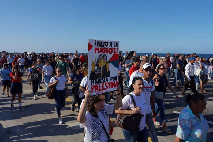 Cubans wave Palestinian flags outside the U.S. Embassy on Havana’s Malecón, Oct. 9, 2025.
