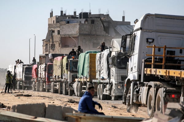 Aid trucks line up at Kerem Shalom crossing at dawn as Gaza ceasefire tests gate schedules