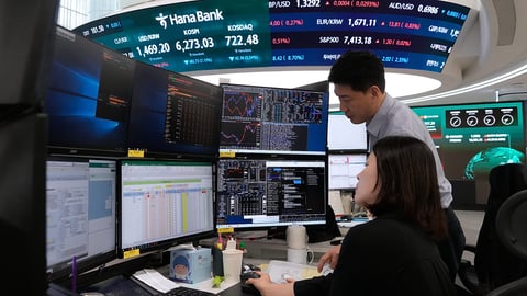 European stock market display showing shares declining amid chip stock selloff during earnings season