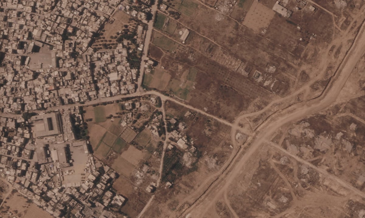Satellite image showing Israel's earthen barrier cutting through central Gaza along the Yellow Line ceasefire boundary