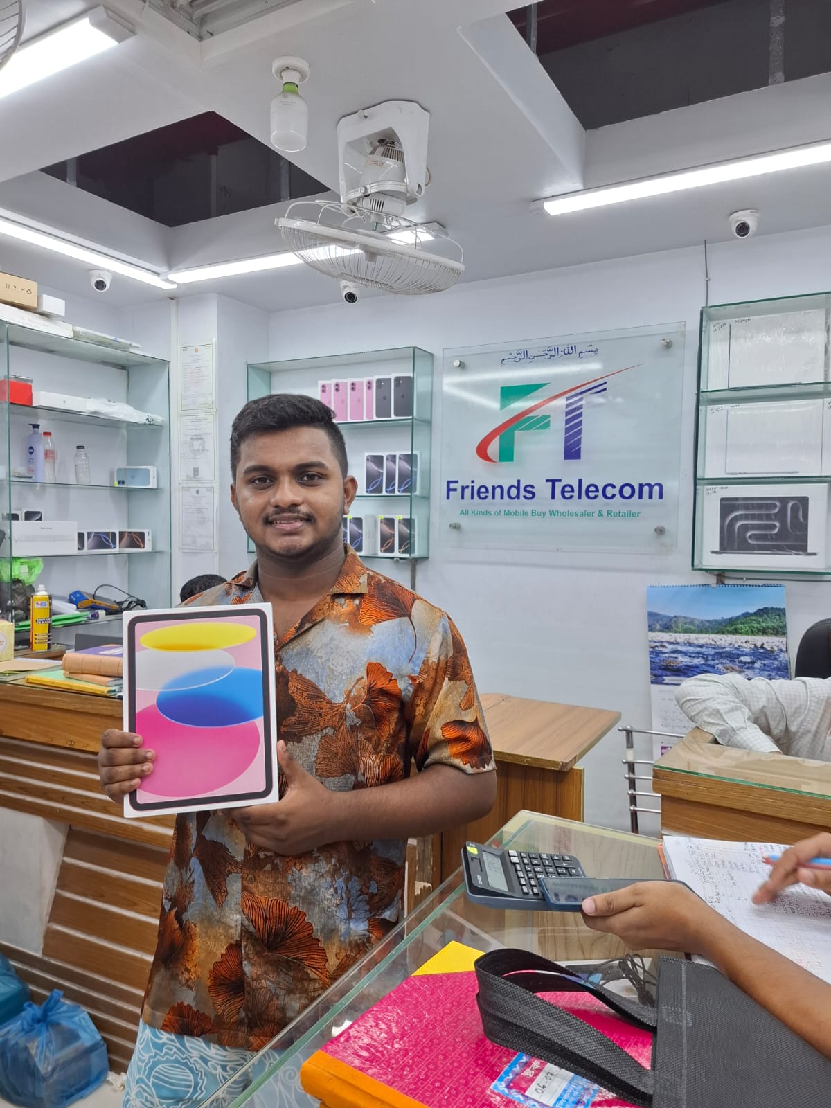 কেন স্মার্ট ক্রেতাদের আস্থার ঠিকানা বসুন্ধরা সিটির 'ফ্রেন্ড টেলিকম'?