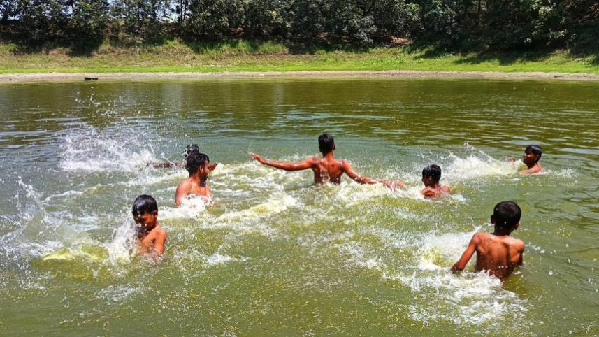 প্রচন্ড গরমে সুস্থ থাকার গাইড: হিট স্ট্রোক ও ডিহাইড্রেশন থেকে বাঁচুন!