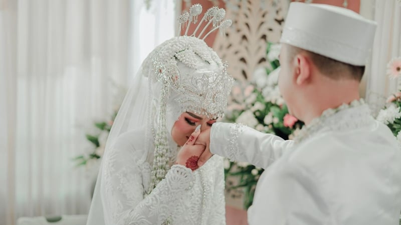 Bolehkah Perempuan Menambahkan Nama Suami Setelah Menikah?