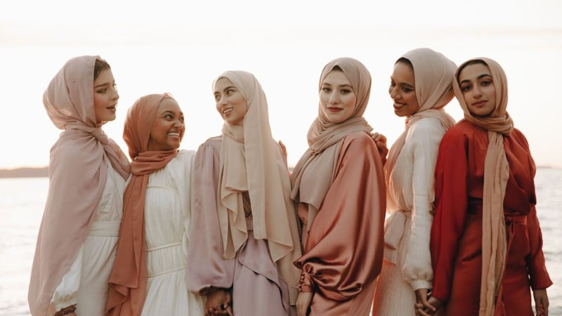 Tak Harus Monoton, Earthy Tone Bikin Gaya Muslimah Makin Chic