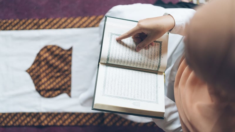 Salat Sambil Pegang HP atau Mushaf, Bolehkah? Yuk Cek Faktanya!
